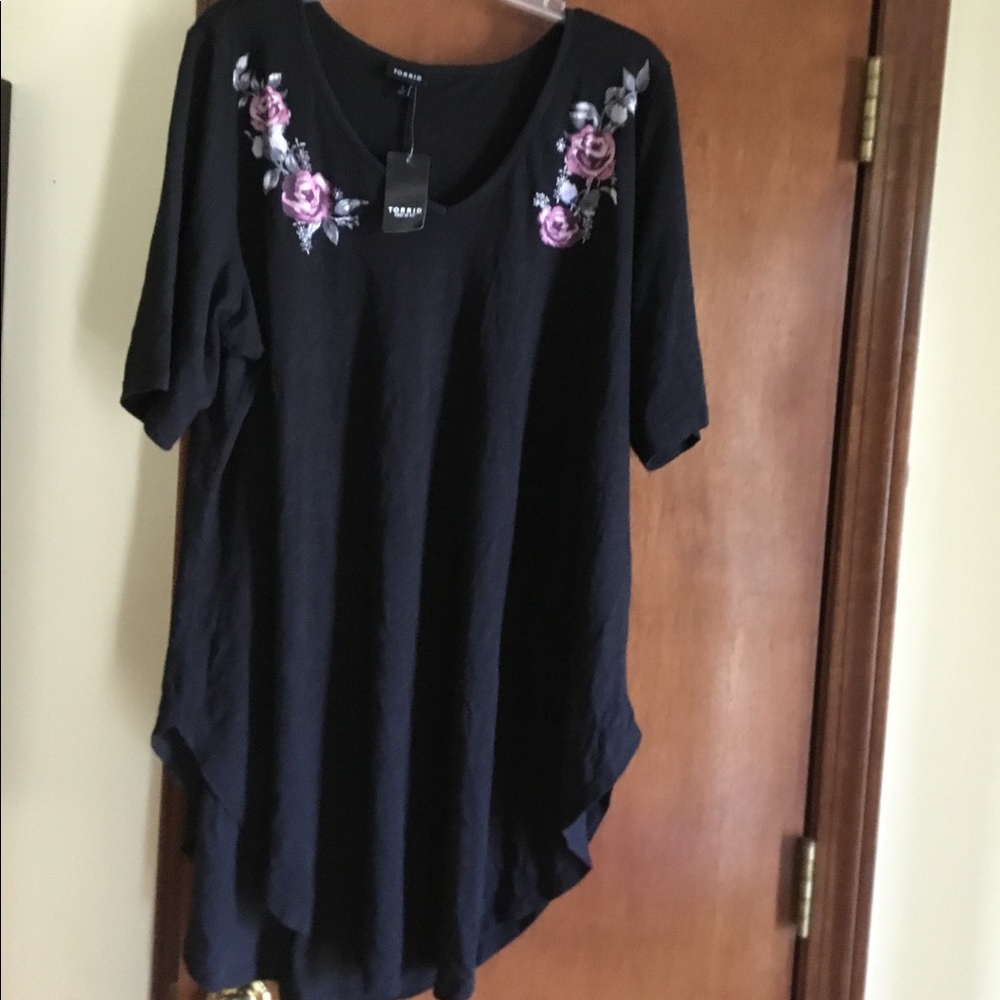 Torrid sz 3 black tunic with flower detailing NWT